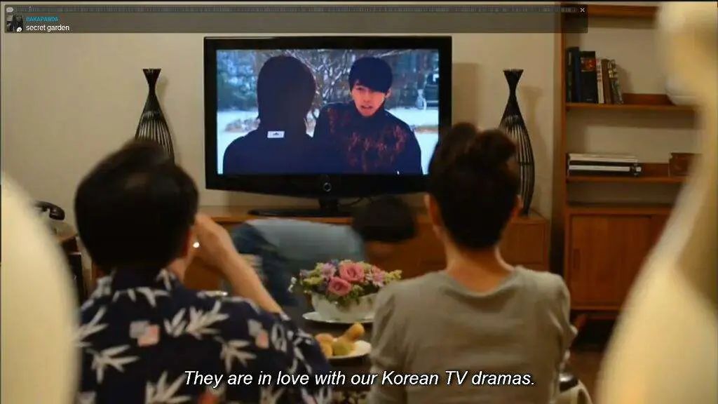 Orang-orang menonton drama Korea bersama-sama