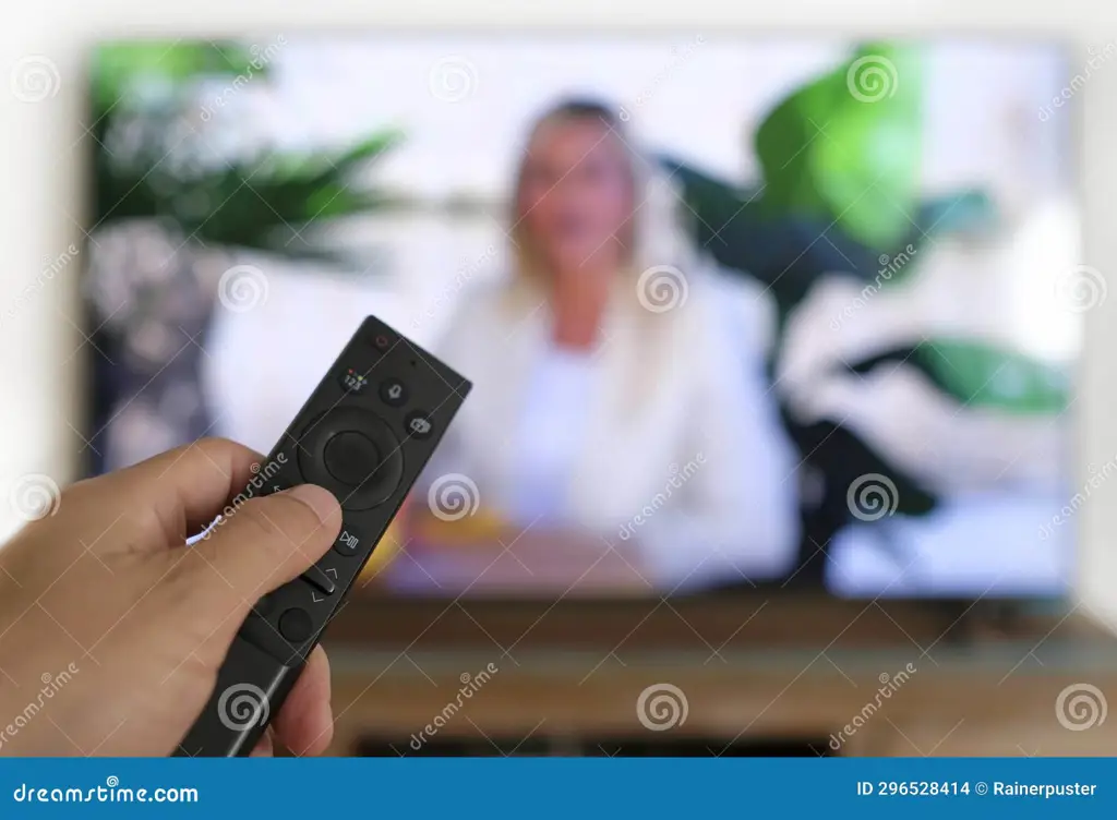 Gambar remote TV dan layar TV yang menampilkan saluran RCTI