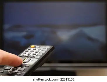 Remote control televisi di tangan