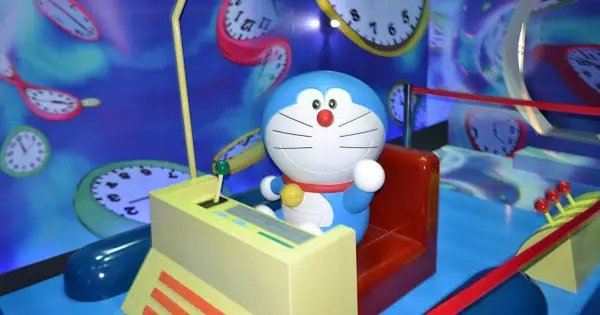 Gambar berbagai gadget Doraemon yang sedang digunakan