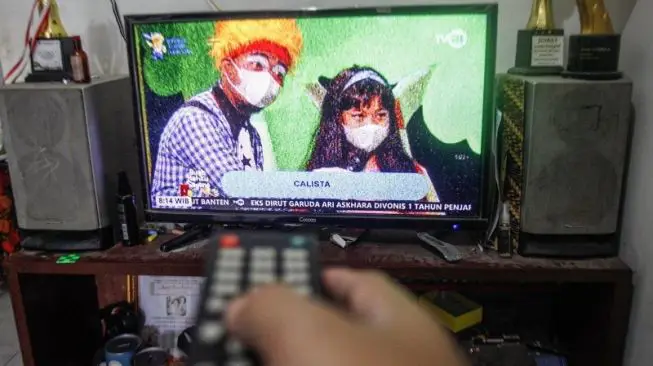 Gambar remote TV yang tertuju pada saluran SCTV