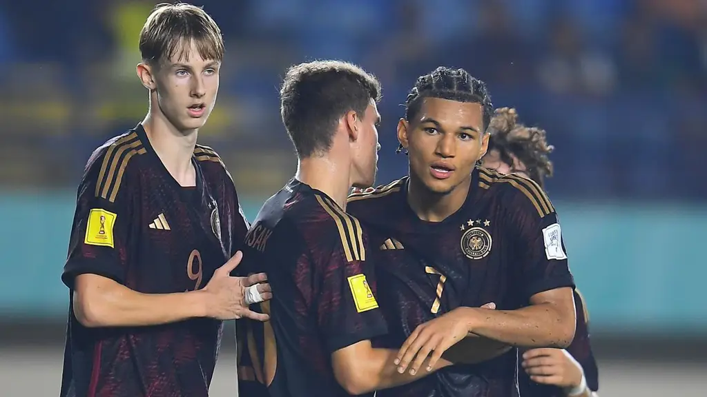 Tim sepak bola U17 Jerman sedang melakukan selebrasi gol dengan penuh semangat