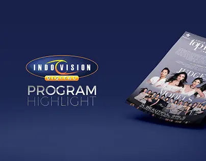 Petugas layanan pelanggan Indovision membantu pelanggan