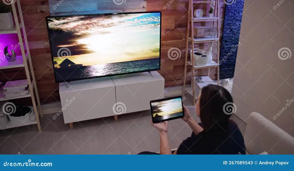 Seseorang menonton TV di tablet