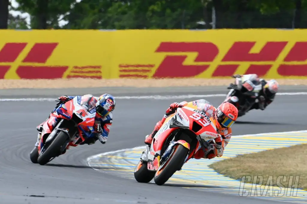 Pembalap MotoGP sedang menyalip