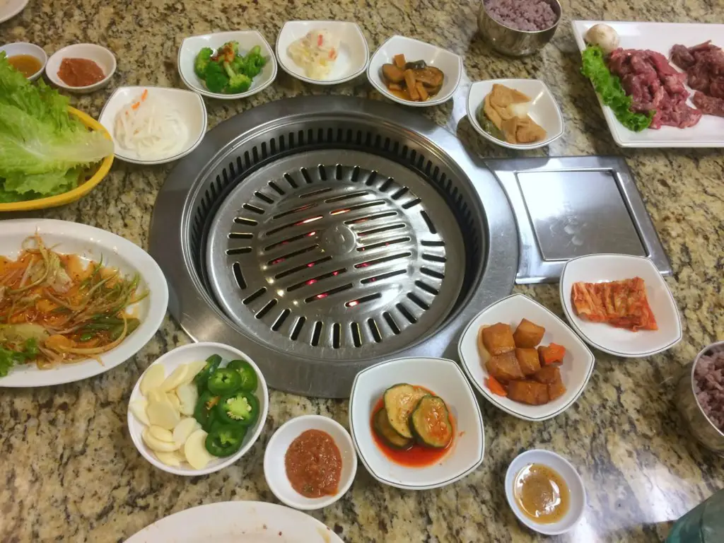 Gambar live cooking makanan Korea dengan visual yang menarik