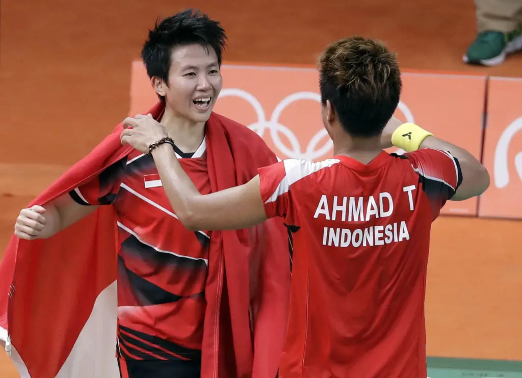 Foto tim bulu tangkis Indonesia sedang merayakan kemenangan