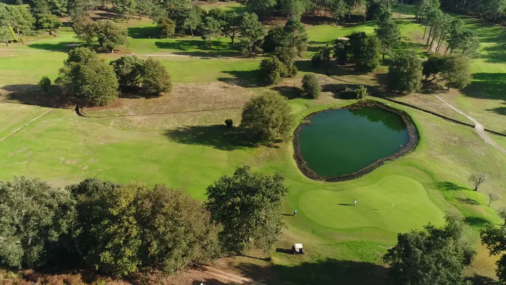 Pemandangan lapangan golf yang indah dan hijau