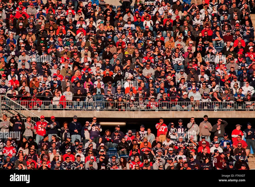 Stadion penuh sesak penonton yang antusias