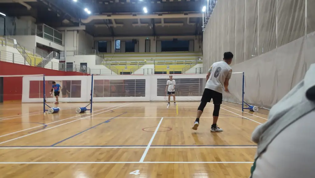 Lapangan bulu tangkis dengan penonton