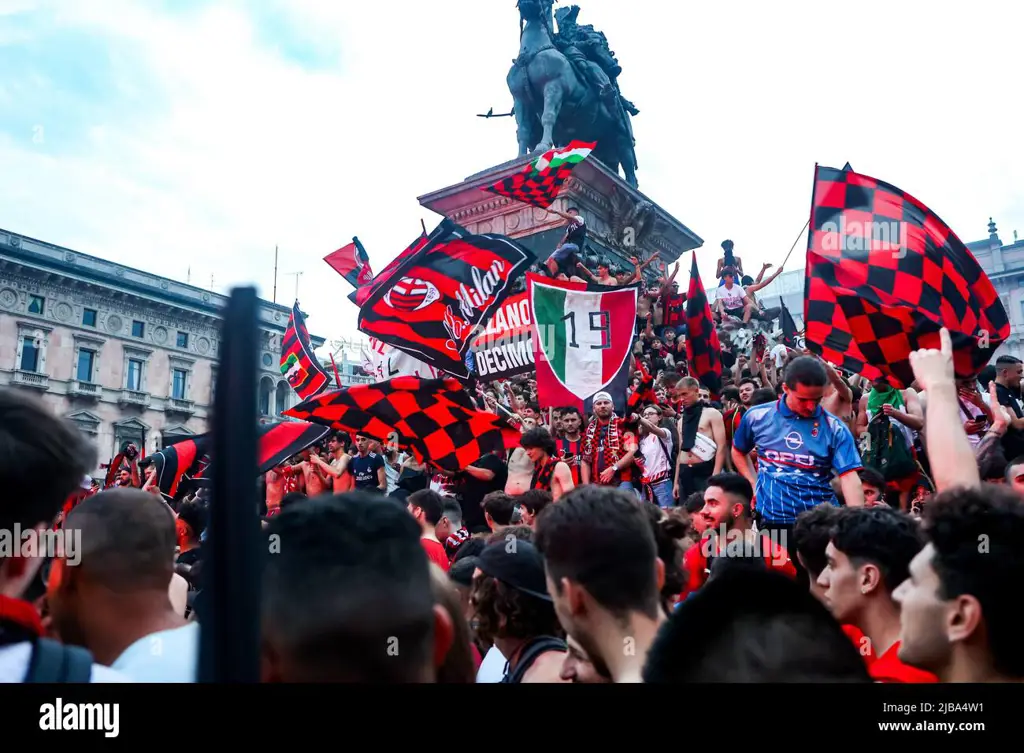 Para penggemar AC Milan merayakan kemenangan tim kesayangan mereka