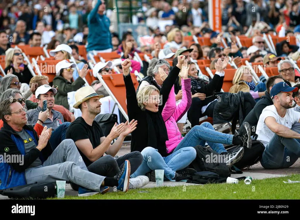 Penonton yang antusias di Roland Garros