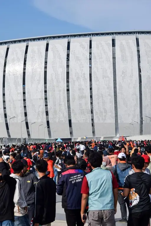 Stadion sepak bola Indonesia yang penuh penonton