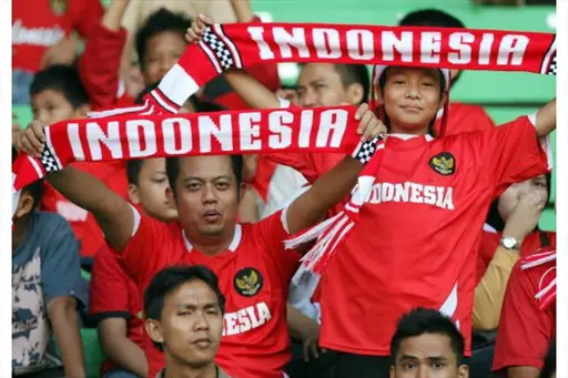 Para penggemar sepak bola Indonesia merayakan gol