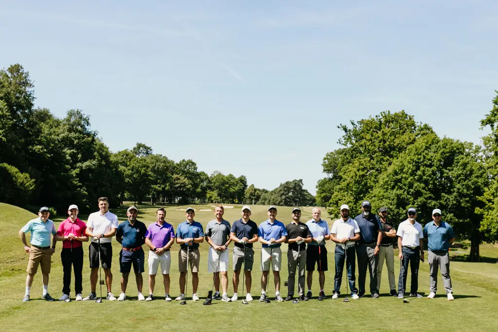 Sekelompok pegolf di lapangan golf