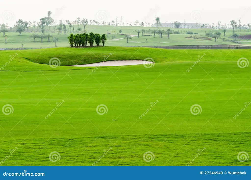 Pemandangan lapangan golf yang indah