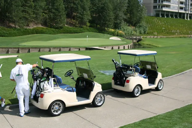 Gambar lapangan golf dengan caddy sedang bekerja