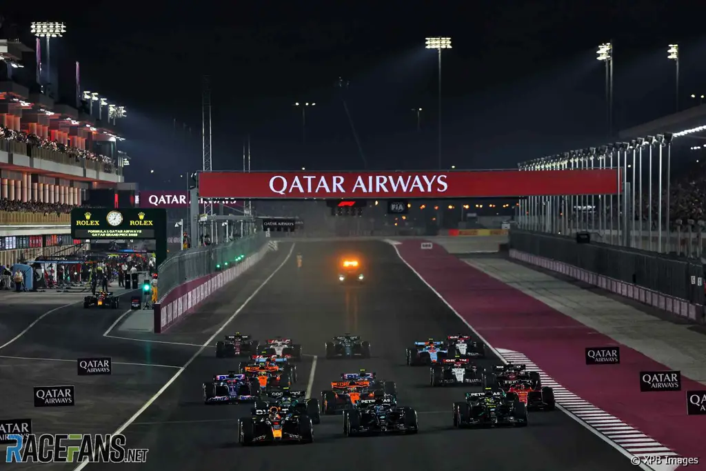 Gambar balapan F1 malam hari di Qatar