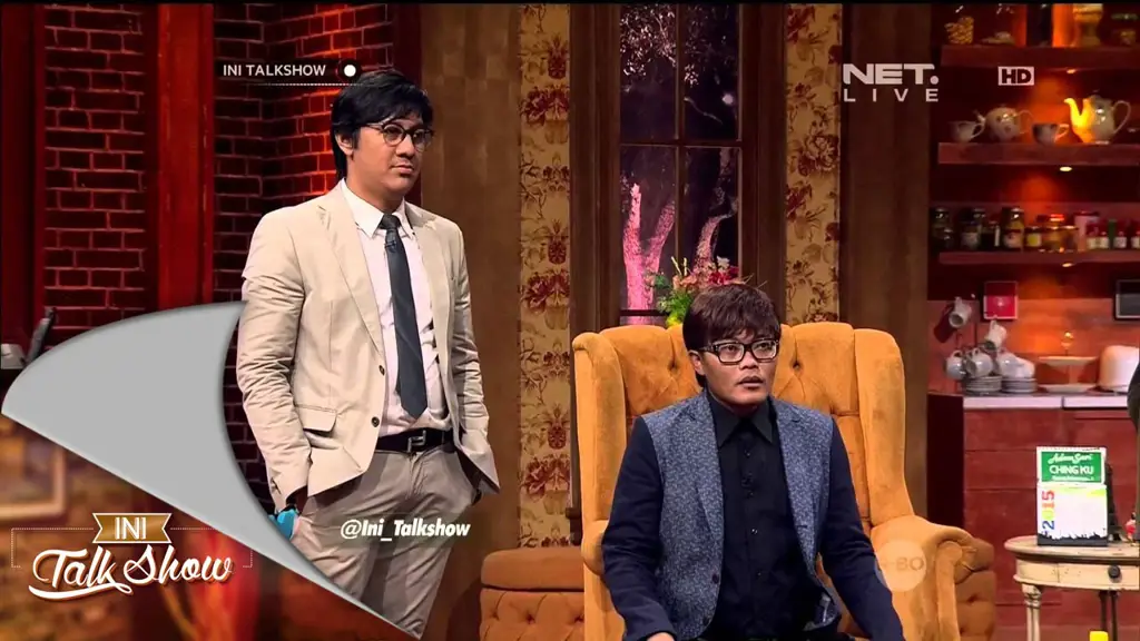 Foto di balik layar Ini Talk Show Net TV, memperlihatkan kru dan tim produksi