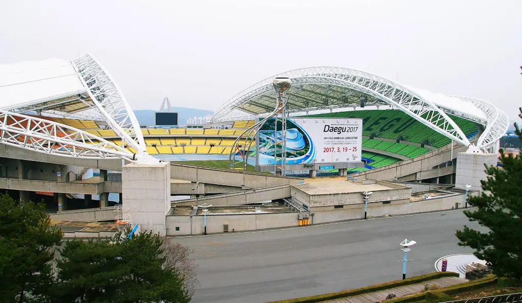 Stadion sepak bola di Jepang malam hari