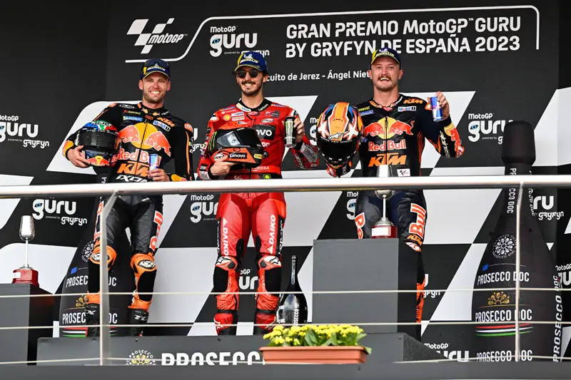 Para pembalap MotoGP di podium perayaan.