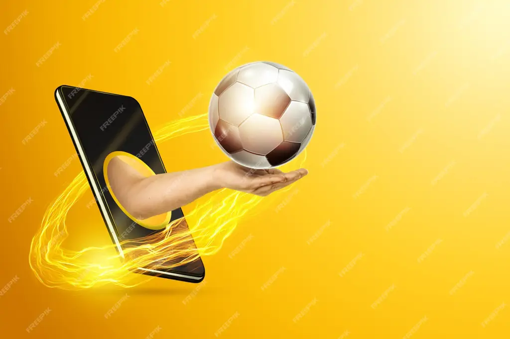 Tangan memegang smartphone menonton pertandingan sepak bola